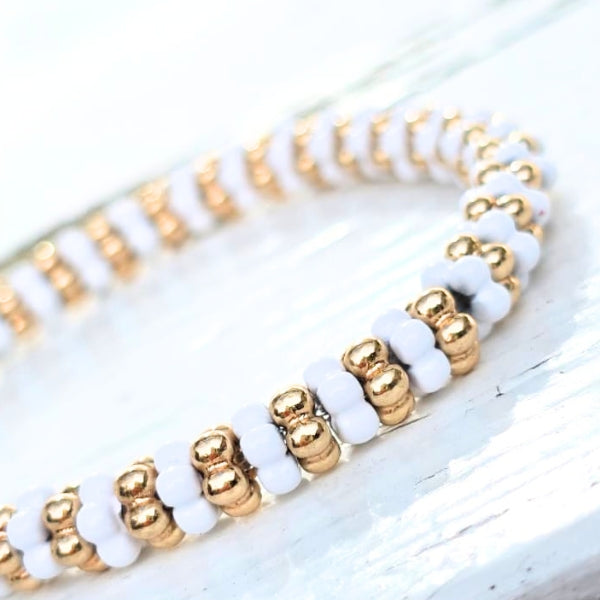 ARMBAND FLOWERBEADS WIT - LABEL SIX